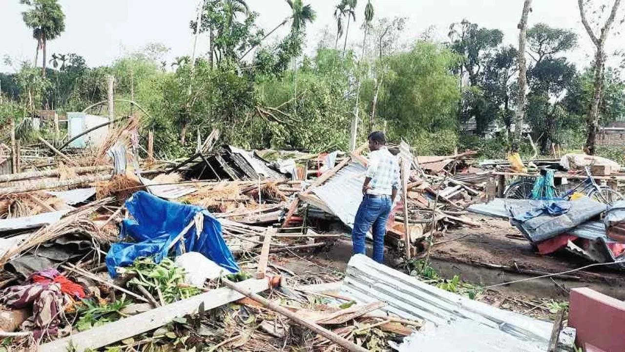 তুফানগঞ্জে ধসে গেল বাড়িঘর