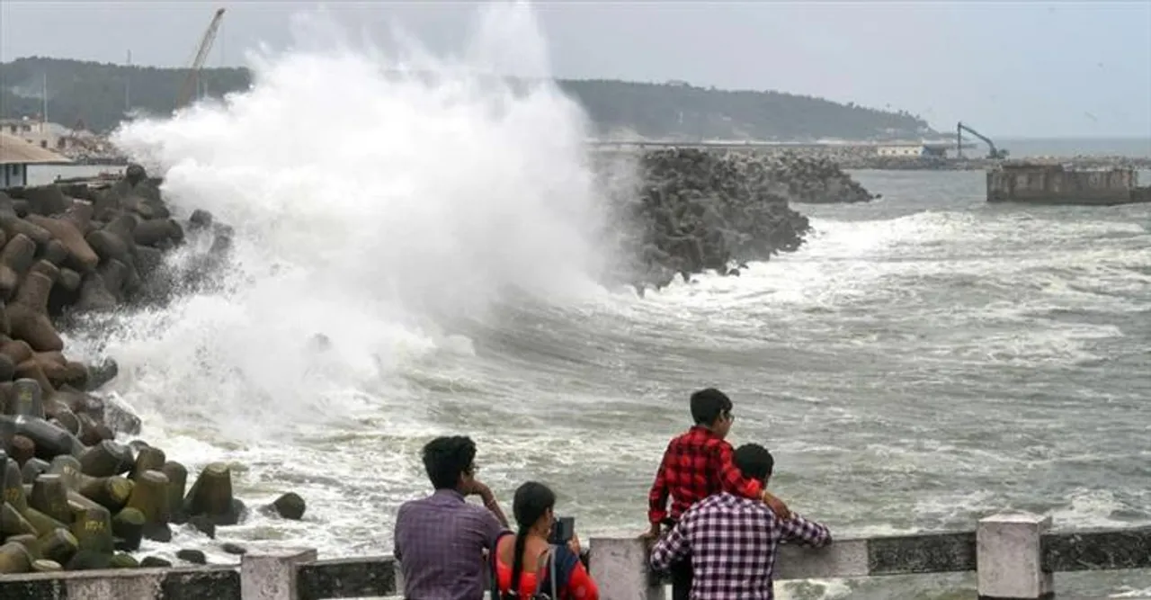 'অশনি’ শক্তি দেখায়নি, তবে মুক্তি নেই ঝড়-বৃষ্টি থেকে!