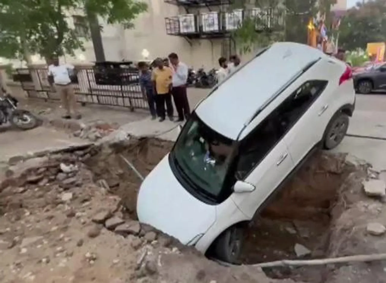 চলন্ত গাড়ি রাস্তার ধারের গভীর গর্তে ঢুকে গেল!