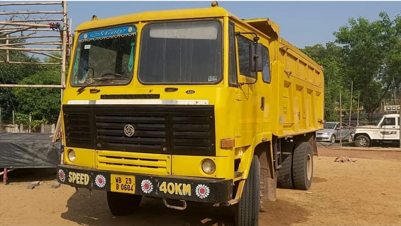 মাঝরাতে  টোল প্লাজাতে নাকা চেকিং এর সময় একটি অবৈধ বালি গাড়ী আটক