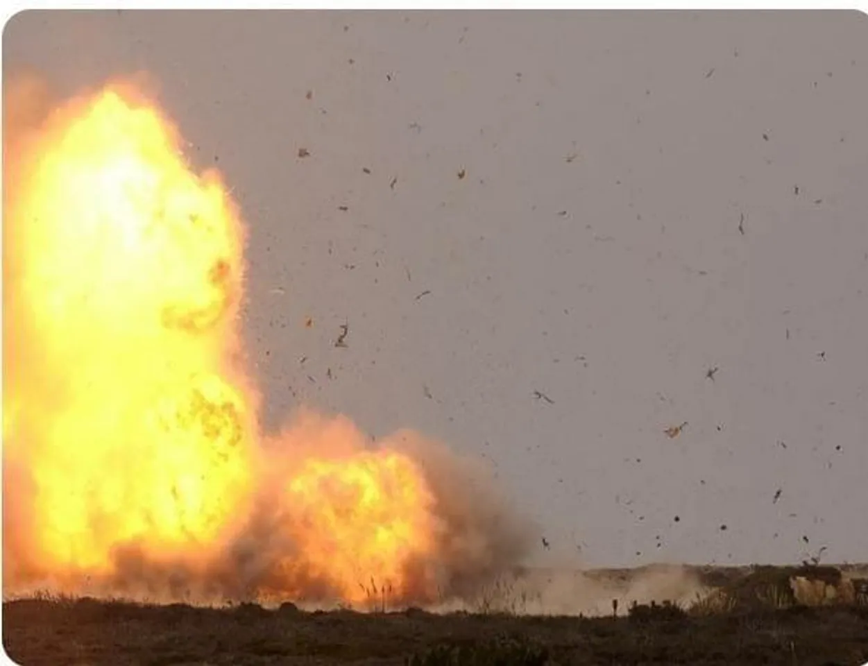 গ্রেনেড বিস্ফোরণে তিন পুলিশ সদস্য আহত