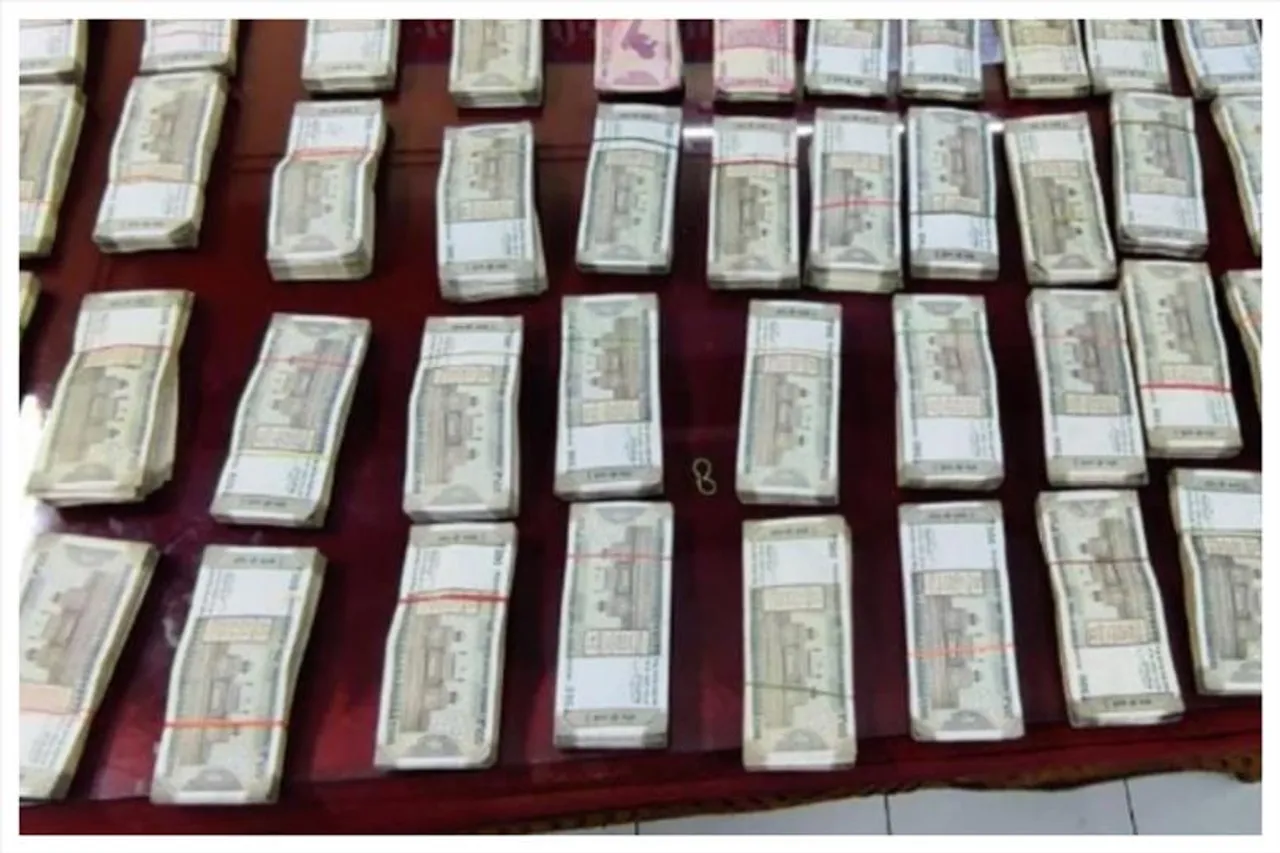 হাওড়া স্টেশন থেকে উদ্ধার টাকার পাহাড়