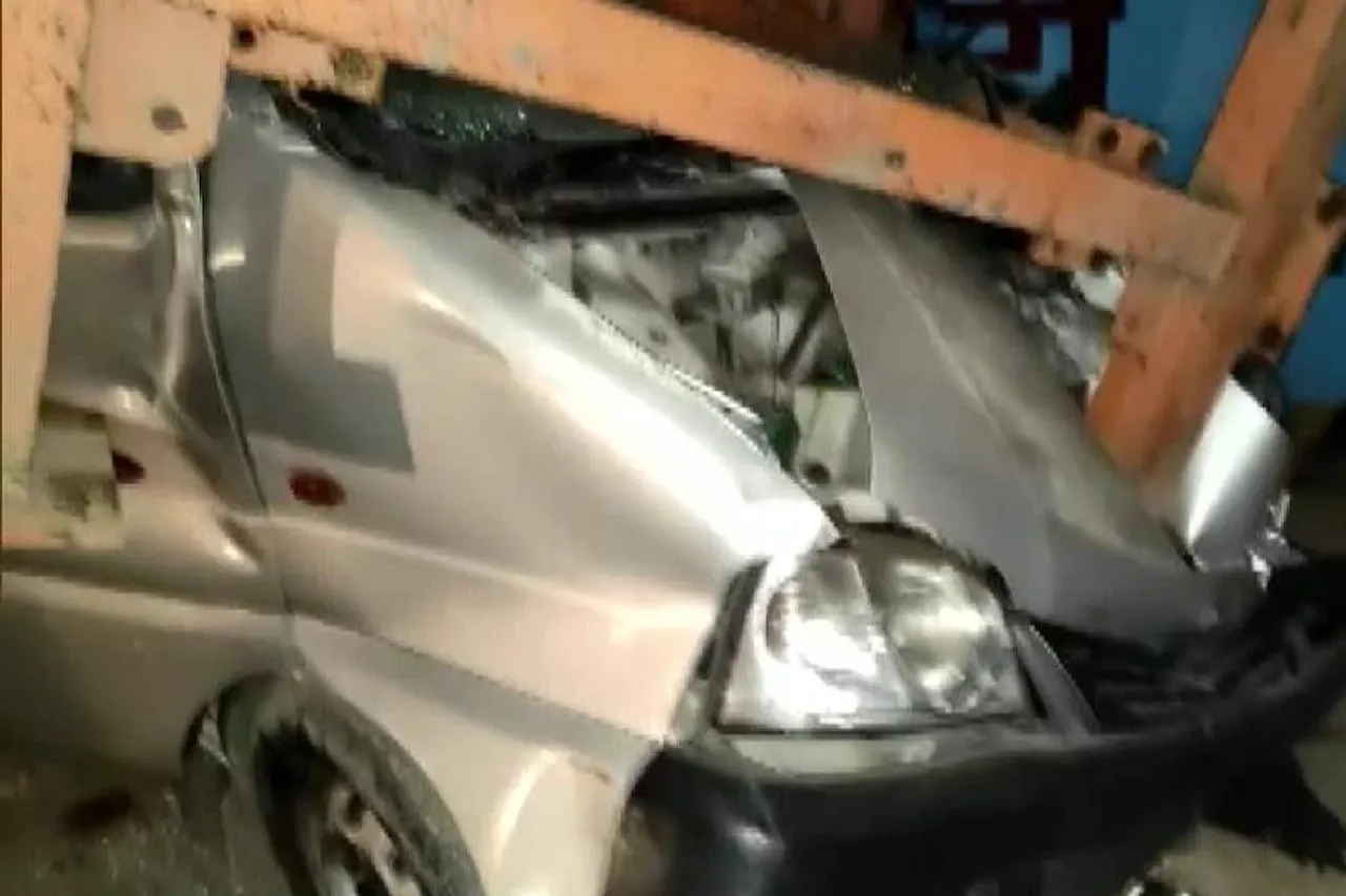 নির্মাণাধীন মেট্রো পিলারের শাটারের টুকরো ভেঙে পড়ে আহত ১