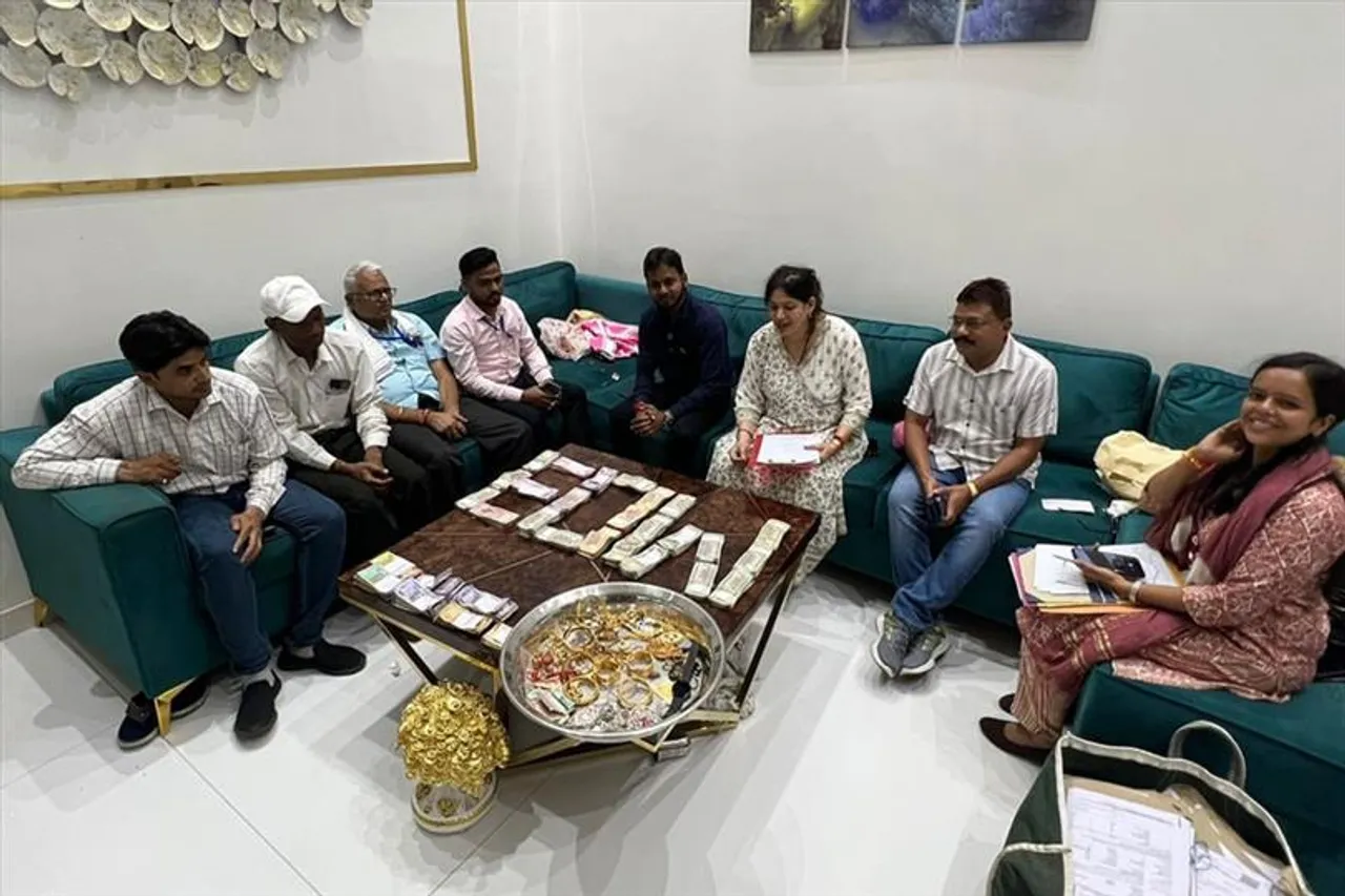 উচ্চ পদস্থ আধিকারিকদের বাড়ি থেকে বিপুল টাকা উদ্ধার