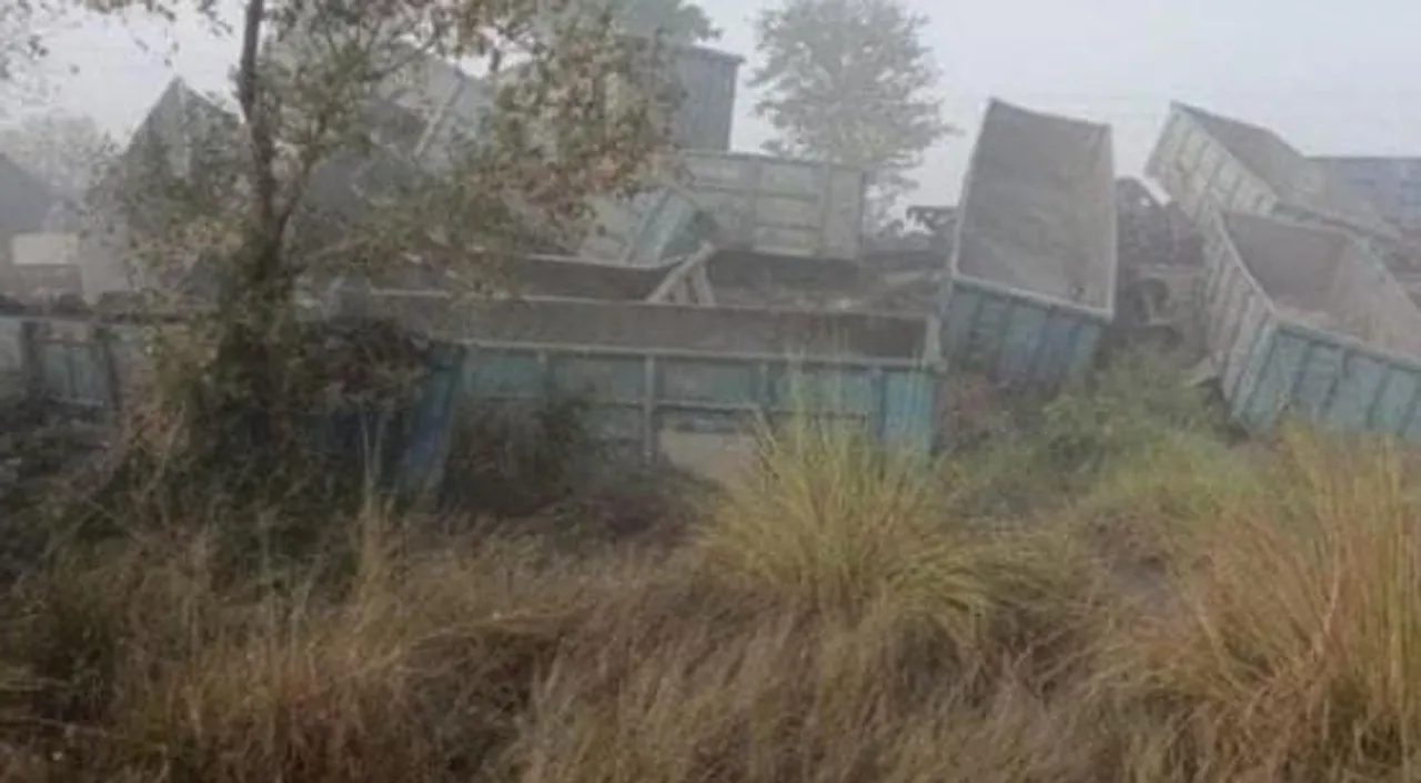 মালগাড়ির ১২টি বগি লাইনচ্যুত