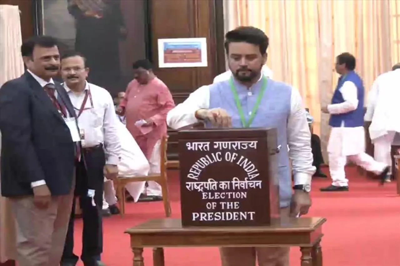 ভোটাধিকার প্রয়োগ করলেন কেন্দ্রীয় মন্ত্রী অনুরাগ ঠাকুর