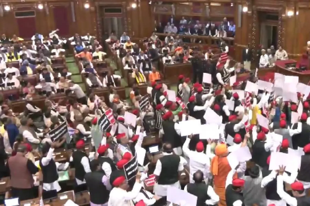 যোগীরাজ্যে রাজ্যপালের বিরুদ্ধে 'গো ব্যাক' স্লোগান