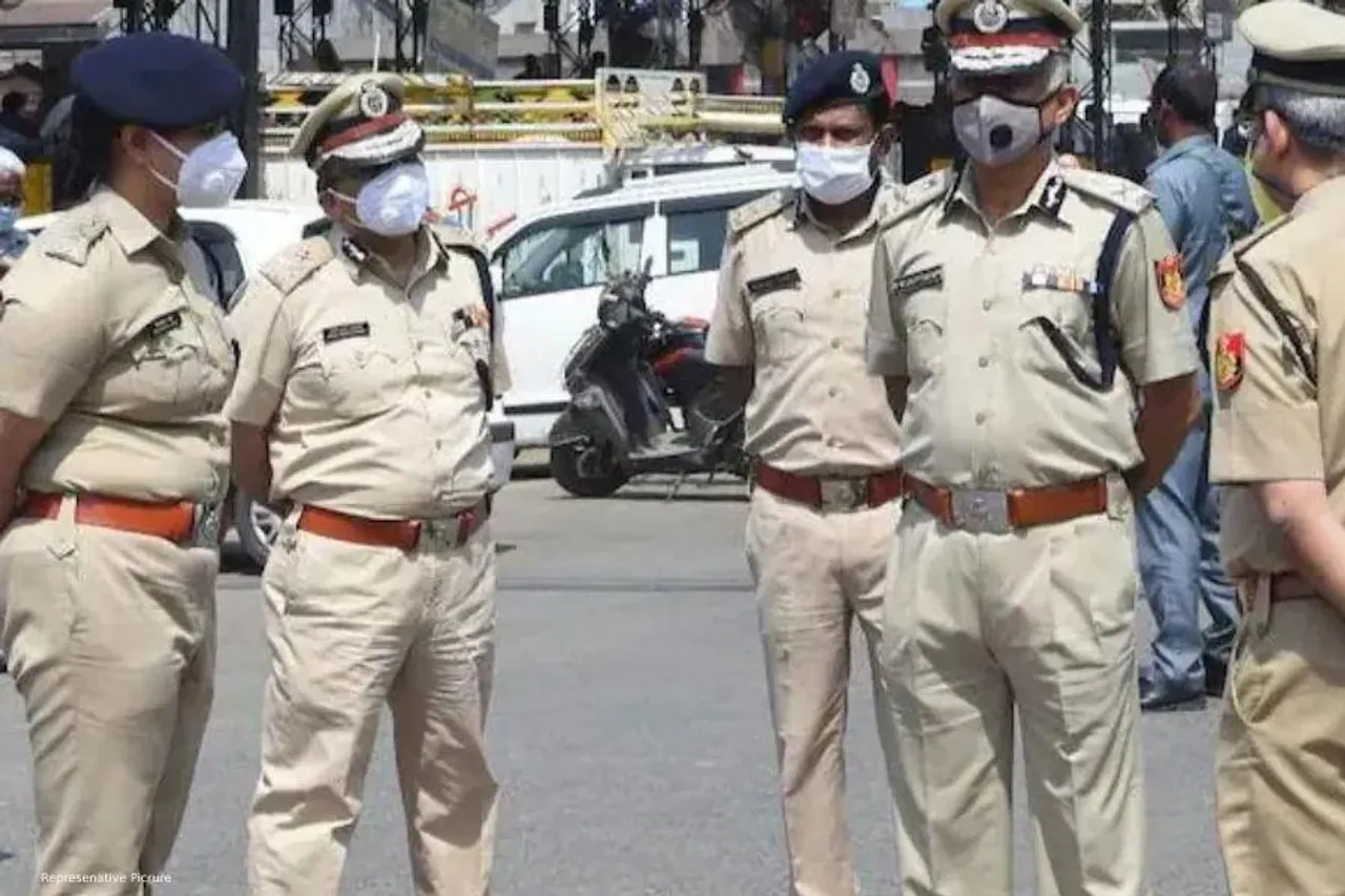 ডেলিভারি দিতে গিয়ে বিপাকে দুই ডেলিভারি বয়, শারীরিক লাঞ্ছনা