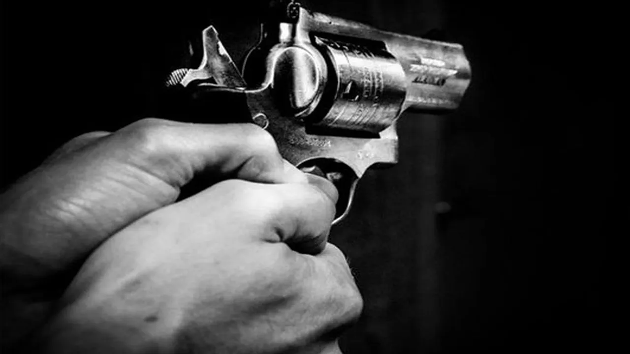 বাবা-মায়ের অশান্তির মাঝে গুলিবিদ্ধ নাবালিকা