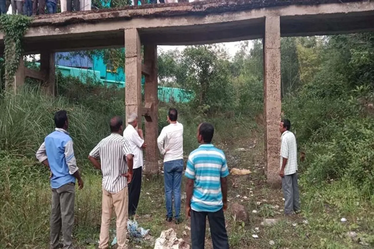 ডেবরার খামরাতে ভগ্নপ্রায় ব্রিজ পরিদর্শন করলেন মন্ত্রী ডঃ হুমায়ুন কবীর