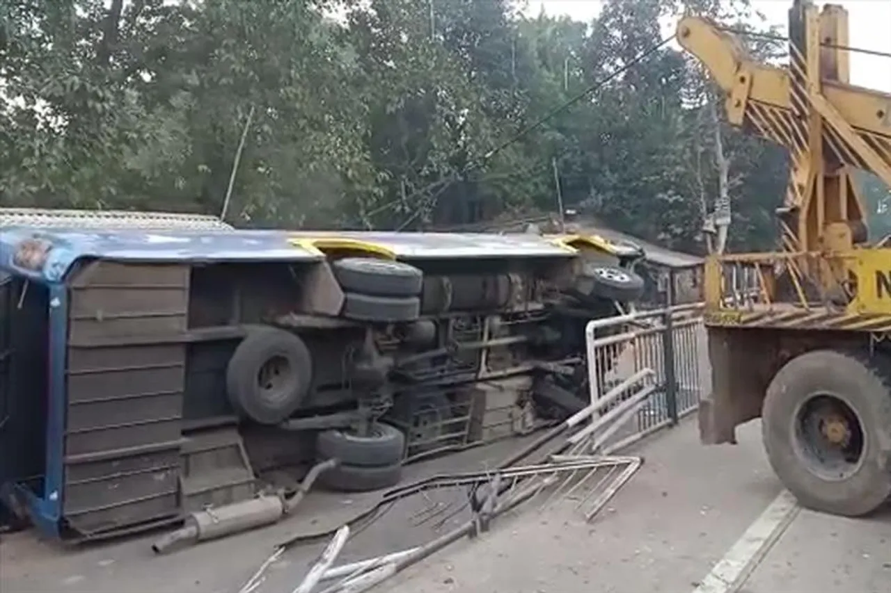 জাতীয় সড়কে নিয়ন্ত্রণ হারিয়ে উল্টে গেল পর্যটক বোঝাই বাস