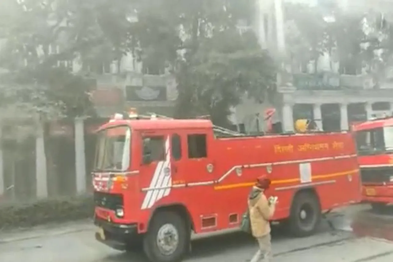 দিল্লিতে বিধ্বংসী অগ্নিকাণ্ড, ঘটনাস্থলে হাজির দমকলের ৬টি ইঞ্জিন