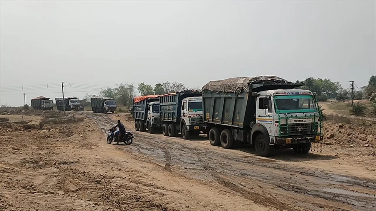 কয়লা বোঝাই ৬টি ডাম্পার আটক করে বিক্ষোভ প্রদর্শন গ্রামবাসীদের