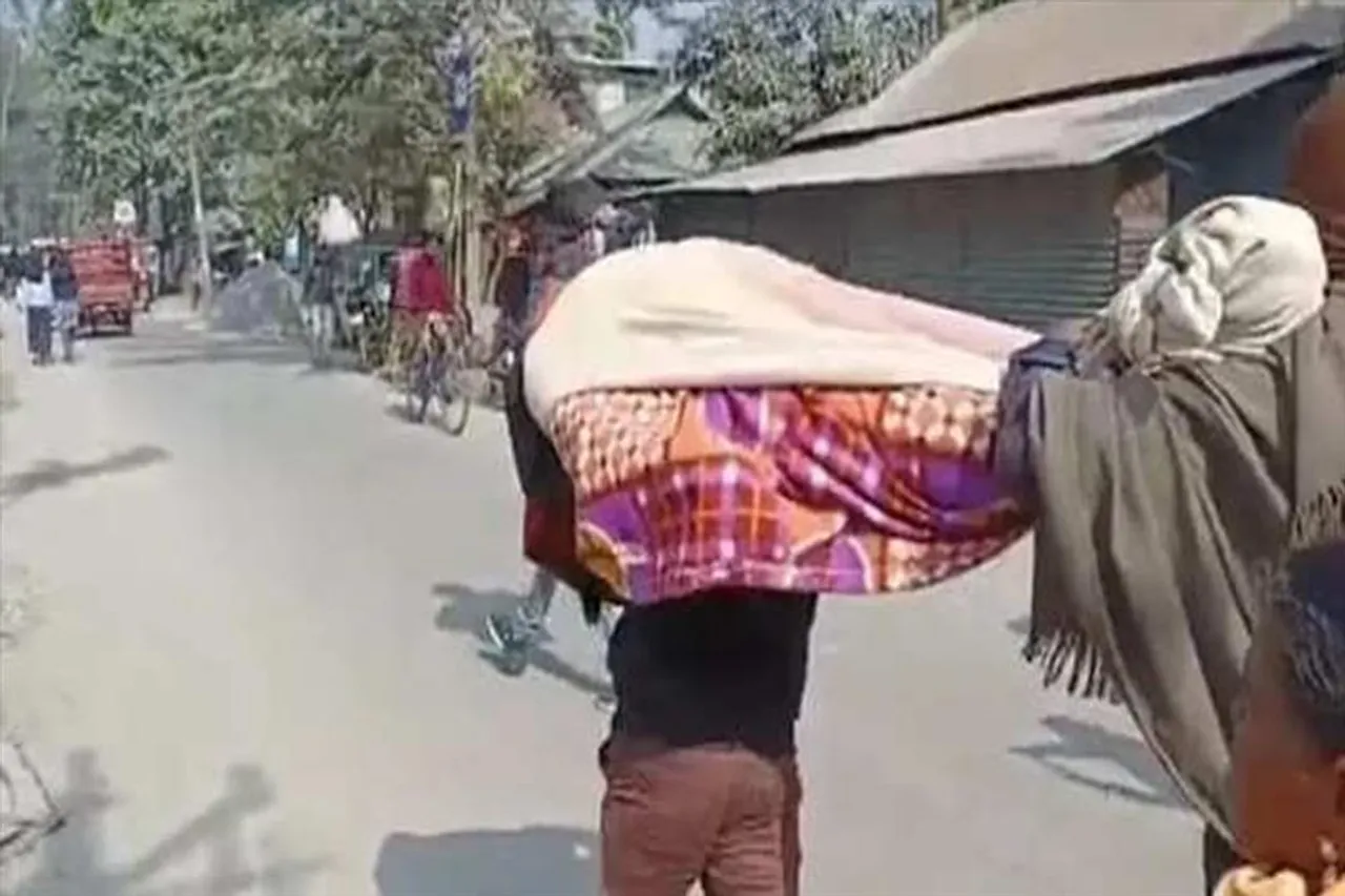 কনকনে ঠান্ডায় মায়ের দেহ কাঁধে তুলে শ্মশানে রওনা 'নিরুপায়' ছেলের