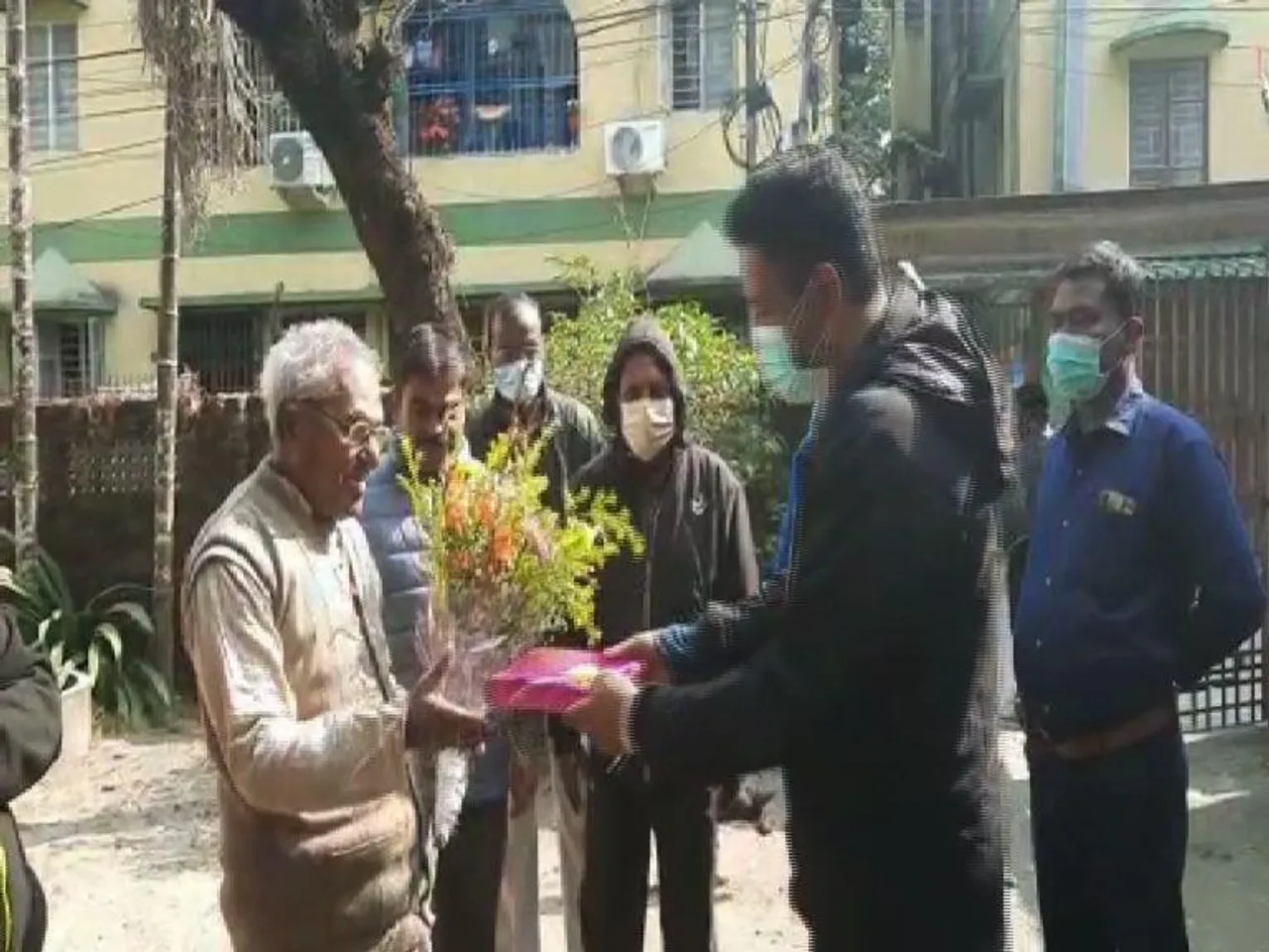 বিজয়ী তৃণমূল প্রার্থীর বাড়িতে ফুল-মিষ্টি নিয়ে হাজির বিজেপি বিধায়ক