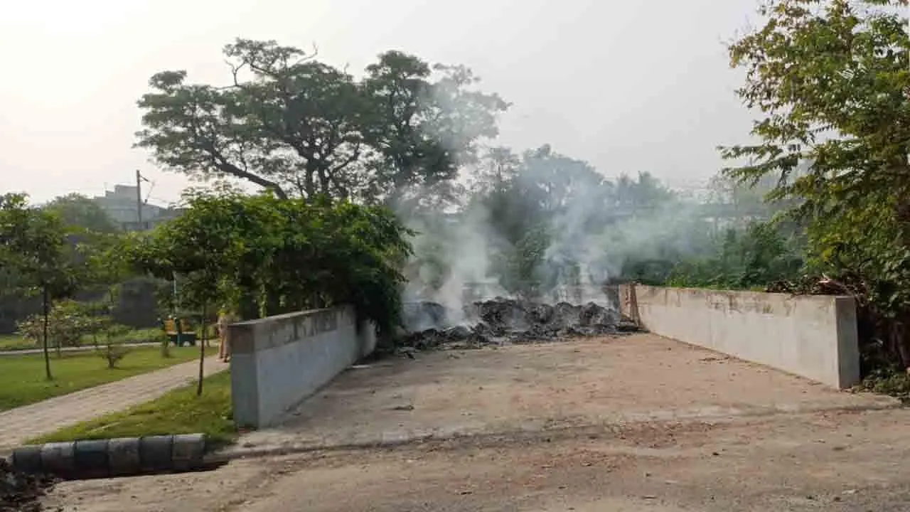 আবর্জনার কেন্দ্রবিন্দু রবীন্দ্র সরোবর