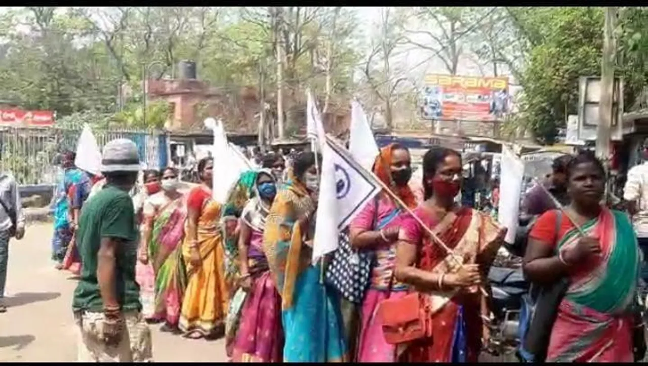 সাক্ষরতা অভিযানে অংশগ্রহণকারী প্রেরক- প্রেরিকাদের জেলা শাসকের নিকট ডেপুটেশন
