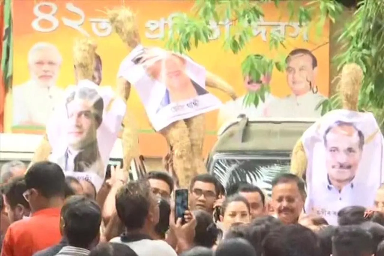 'রাষ্ট্রপত্নী' মন্তব্যের প্রতিবাদে বিজেপি কর্মীদের বিক্ষোভ দেখান