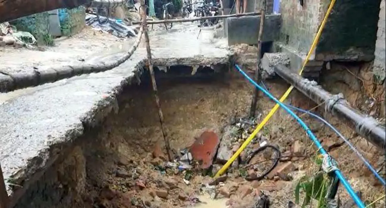 টানা বৃষ্টিতে দুর্গাপুরের রাস্তায় ধস