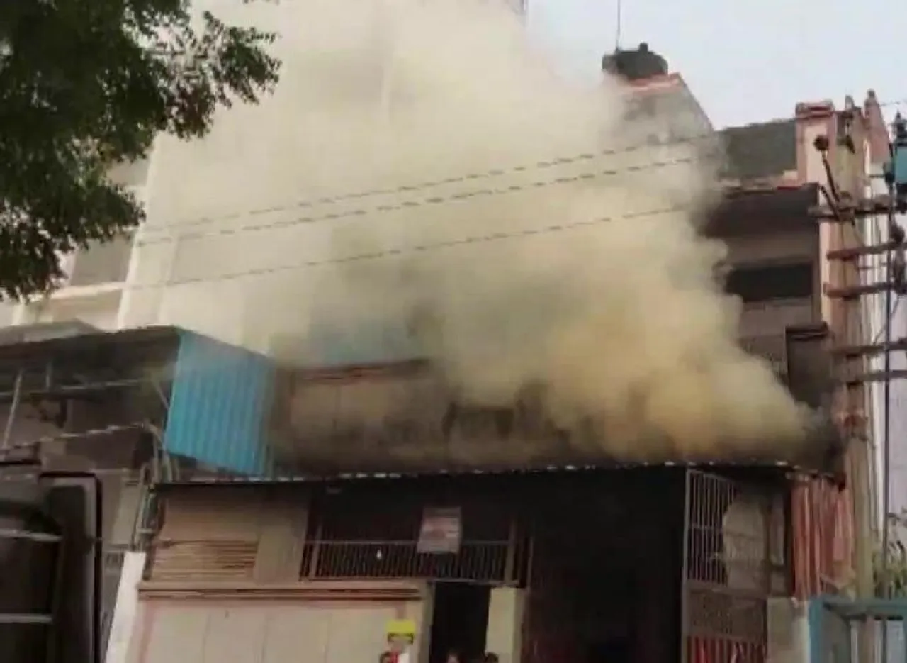 দিল্লির নরেলায় জুতোর কারখানায় আগুন