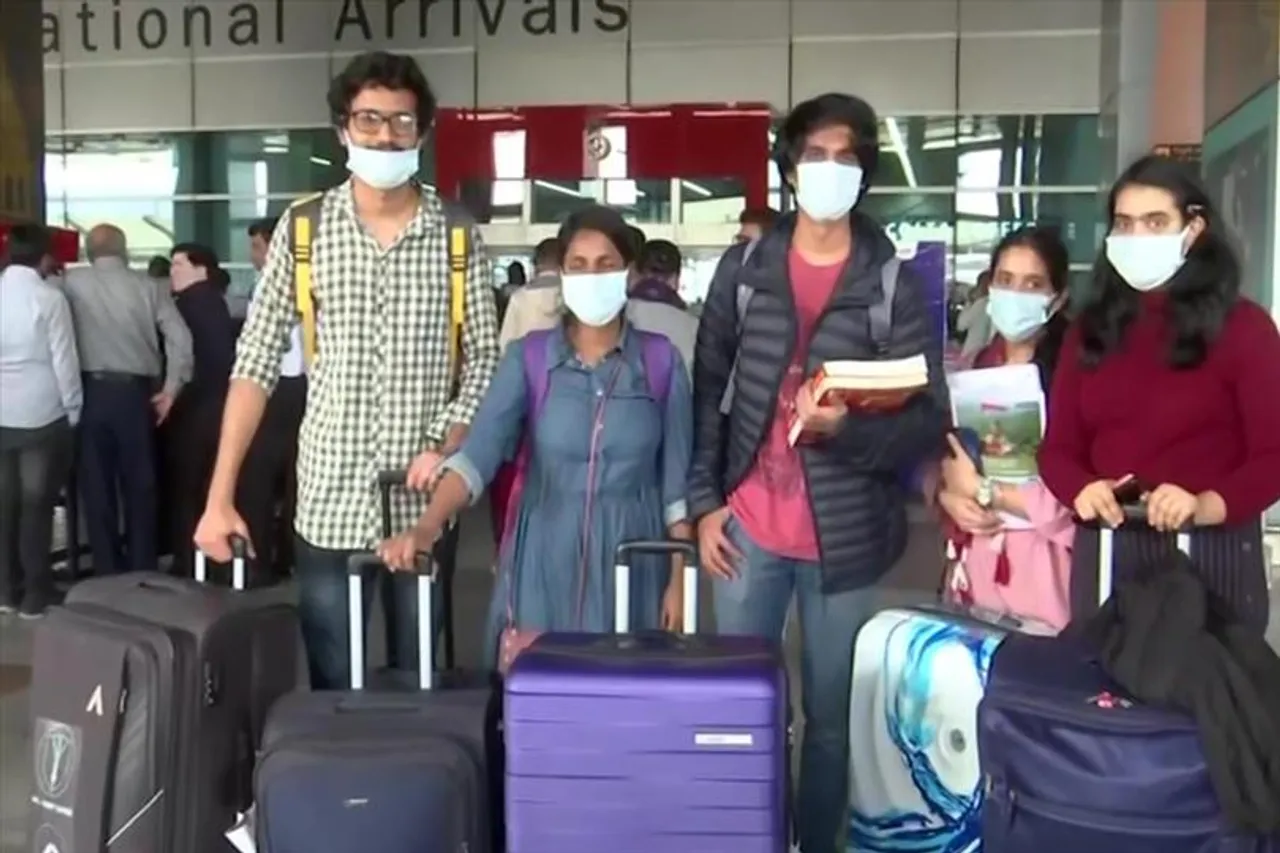 দেশে ফিরল ক্রিমিয়ায় অধ্যয়নরত ছাত্ররা