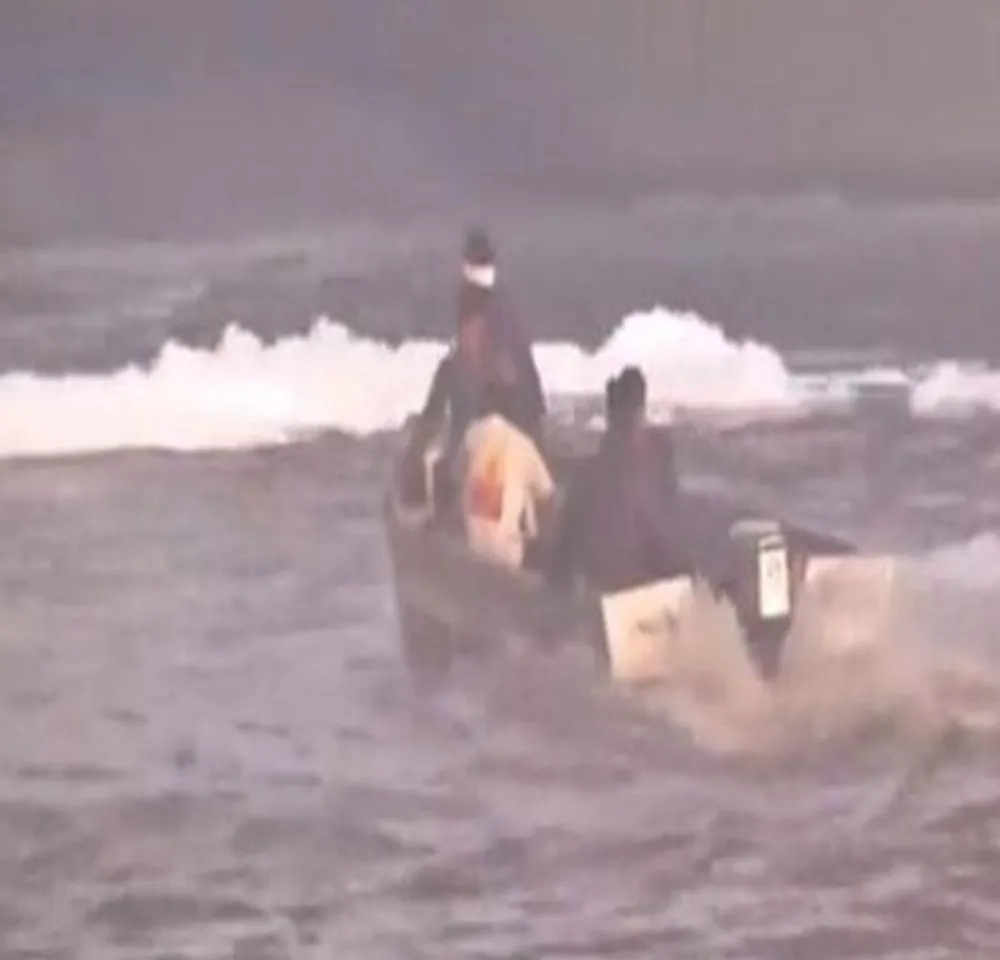 যমুনা নদী থেকে বিষাক্ত ফেনা অপসারণেের জন্য ১৫টি নৌকা মোতায়েন করল  দিল্লি সরকার