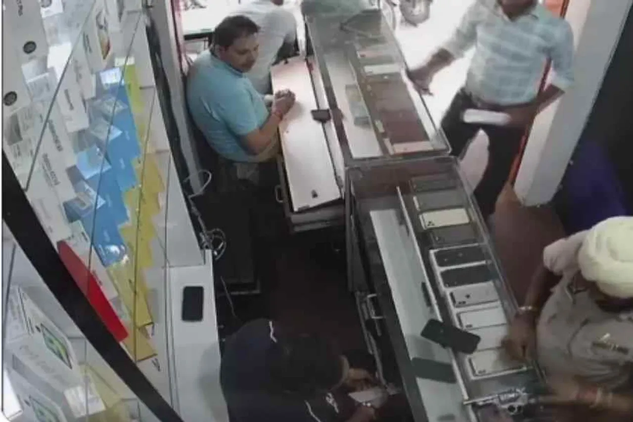 পুলিশের গুলিতে আহত যুবক- দেখুন ভিডিও