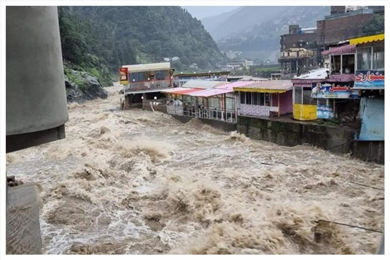 বন্যাকবলিত পাকিস্তানে মানুষদের আশ্রয় দিচ্ছে হিন্দু মন্দির
