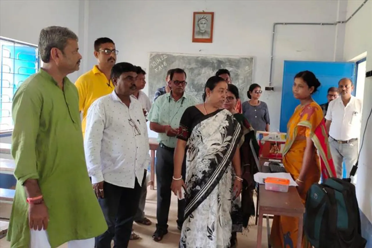 সাঁকরাইলে দুয়ারে সরকার শিবির পরিদর্শন করলেন জেলাপরিষদের সভাধিপতি মাধবী বিশ্বাস