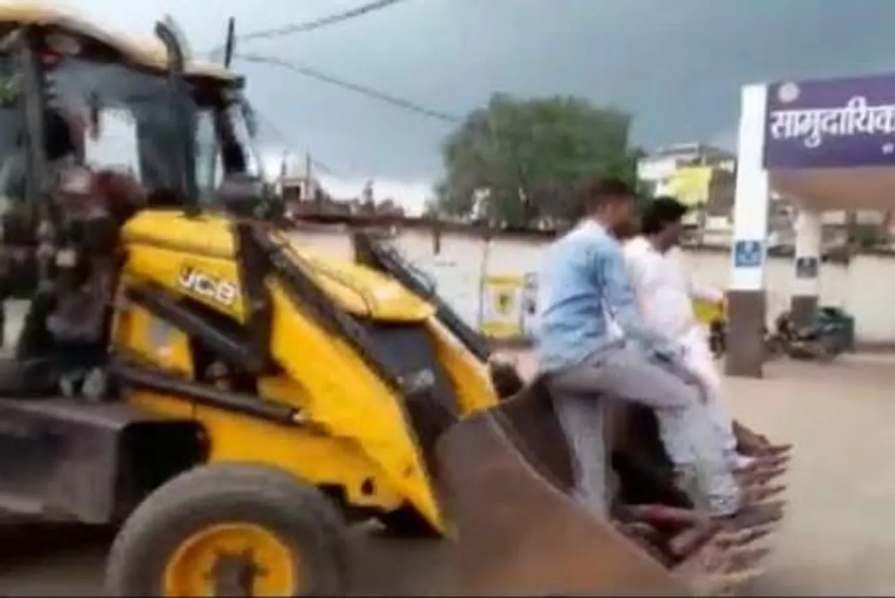 অ্যাম্বুল্যান্স নেই, আহতকে হাসপাতালে পৌঁছে দিল জেসিবি