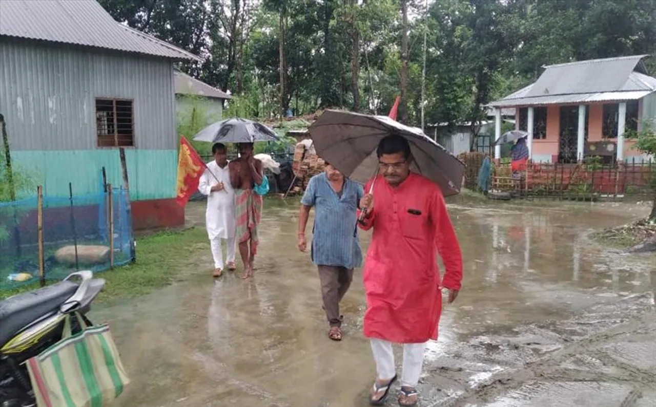 প্রবল বৃষ্টিকে উপেক্ষা করে ভোটপ্রচারে প্রার্থী