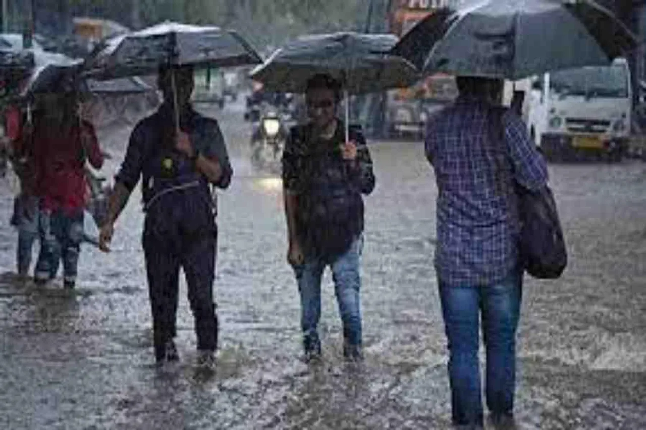 ৩ থেকে ৪ ঘণ্টার মধ্যে বজ্রবিদ্যুৎ সহ বৃষ্টিপাতের সম্ভাবনা