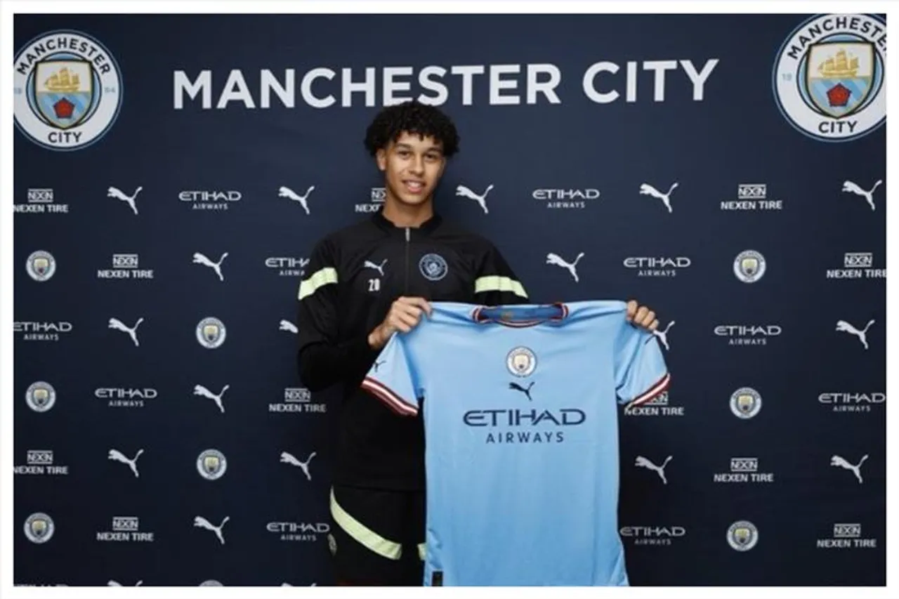 ১৭ বছরের তরুণ ফুটবলারকে সই করাল ম্যানচেষ্টার