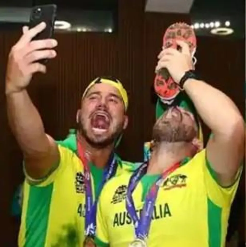 জুতোর পেয়ালায় বিয়ার পান অজিদের