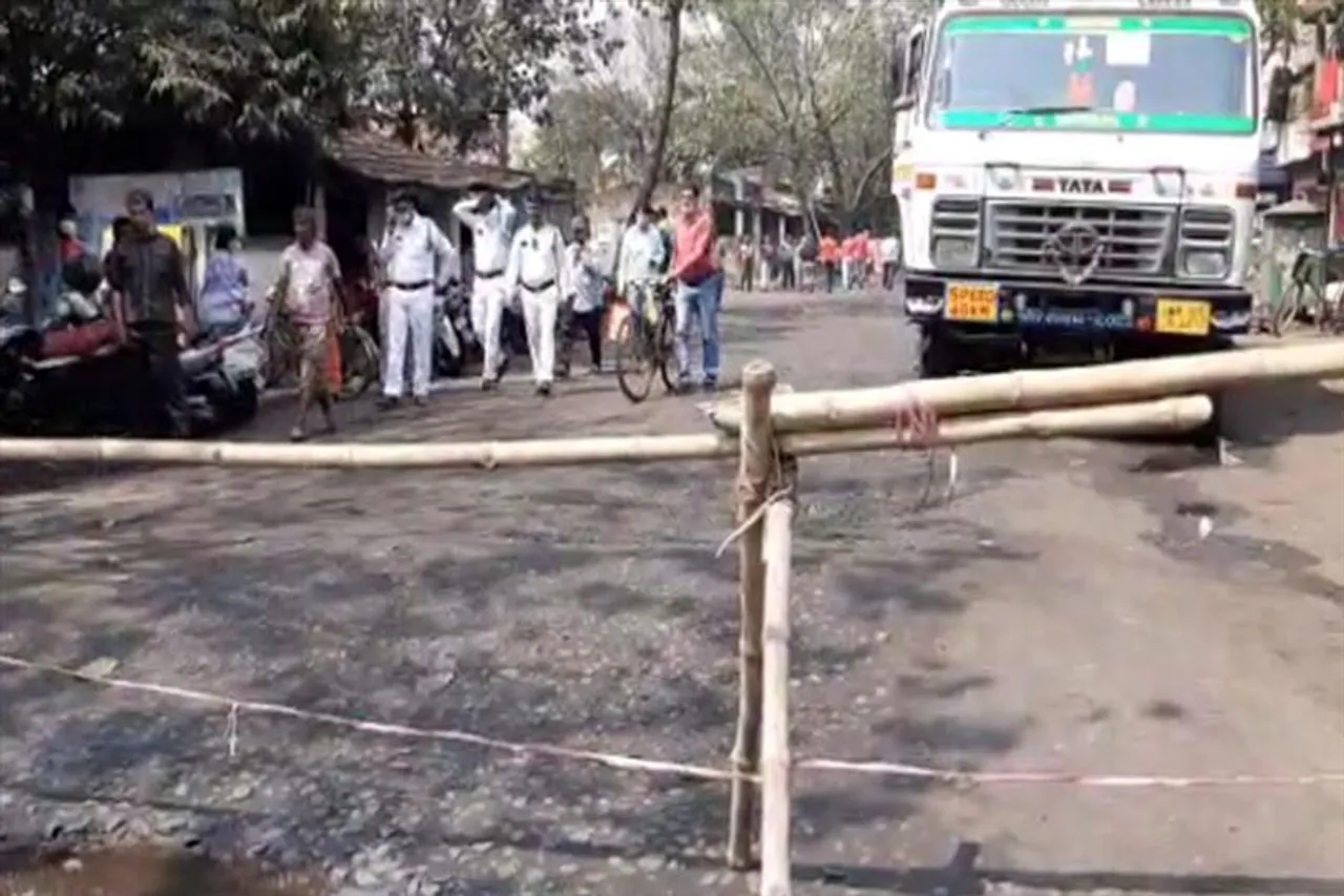 রাস্তা মেরামতের দাবিতে বিক্ষোভ মহিলাদের