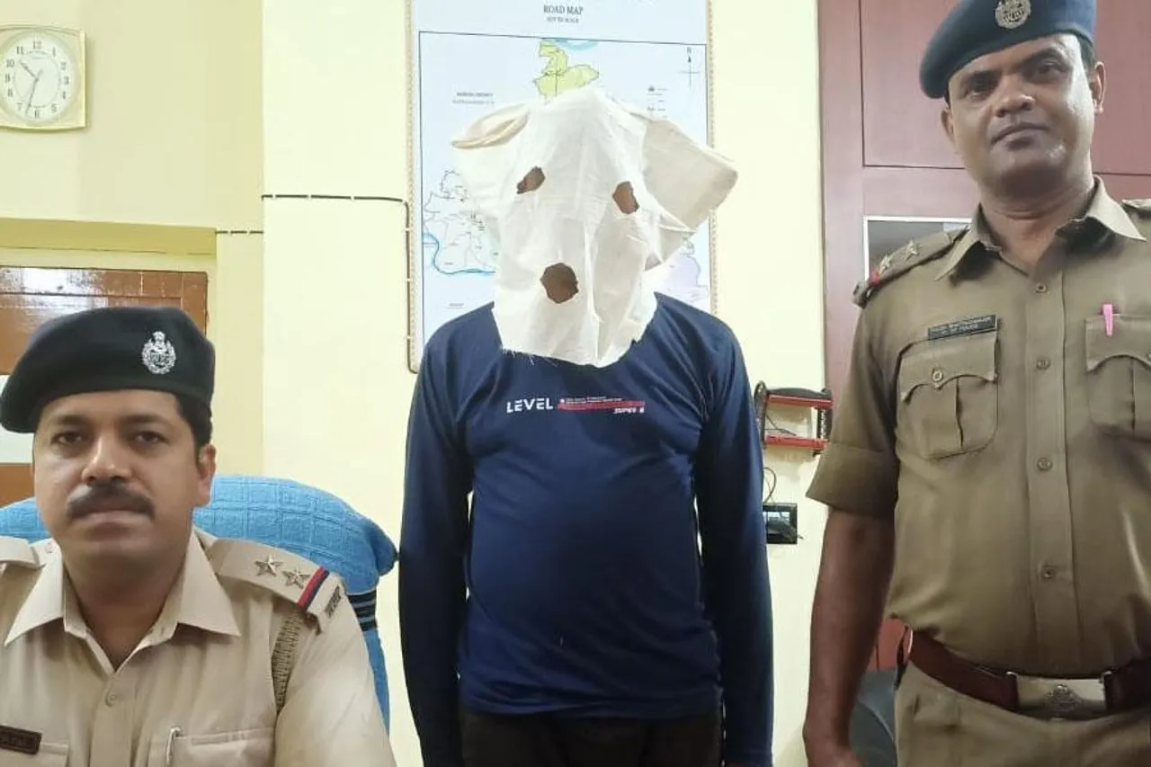 গ্রেফতার বাঁকুড়ার পোস্টমাস্টার