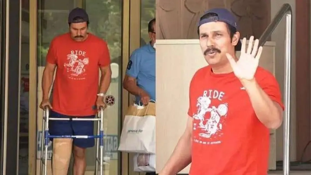 ওয়াকারের সাহায্যে হাসপাতাল থেকে বেরিয়ে আসছে রণদীপ