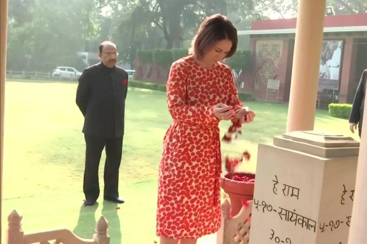 মহাত্মা গান্ধীকে পুষ্পস্তবক অর্পণ করলেন জার্মানের বিদেশ মন্ত্রী