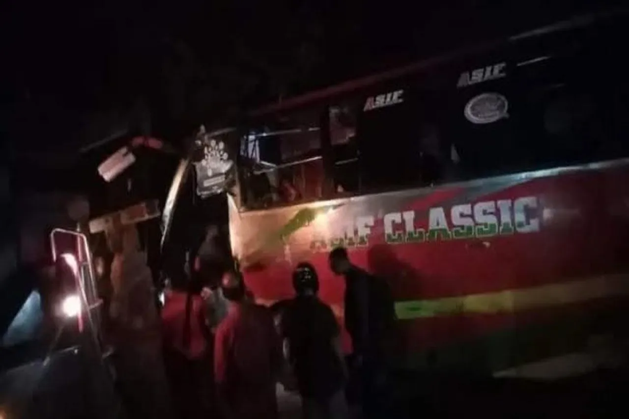 বাংলাদেশে ভয়াবহ পথ দুর্ঘটনায় মৃত্যু ৪ জনের