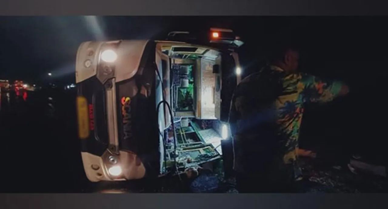 তামিলনাড়ুর মাদুরাইতে ২৪ জন যাত্রী নিয়ে দুর্ঘটনার কবলে মিনিভ্যান