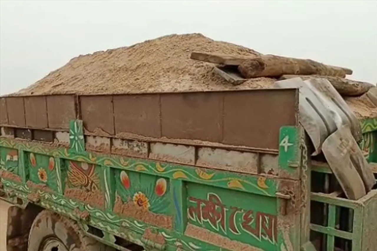 বালি চুরির বিরুদ্ধে অভিযান চালালেন অগ্নিমিত্রা