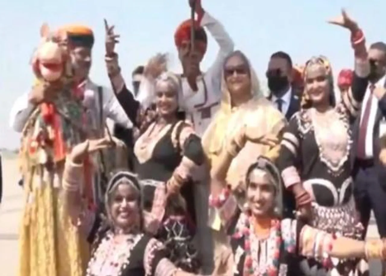 রাজস্থানী লোকশিল্পীদের নৃত্যের তালে পা মেলালেন শেখ হাসিনা