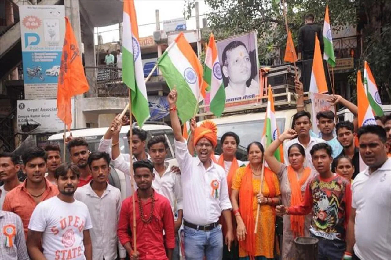 নাথুরাম গডসের ছবি নিয়ে তেরঙ্গা যাত্রা হিন্দু মহাসভার