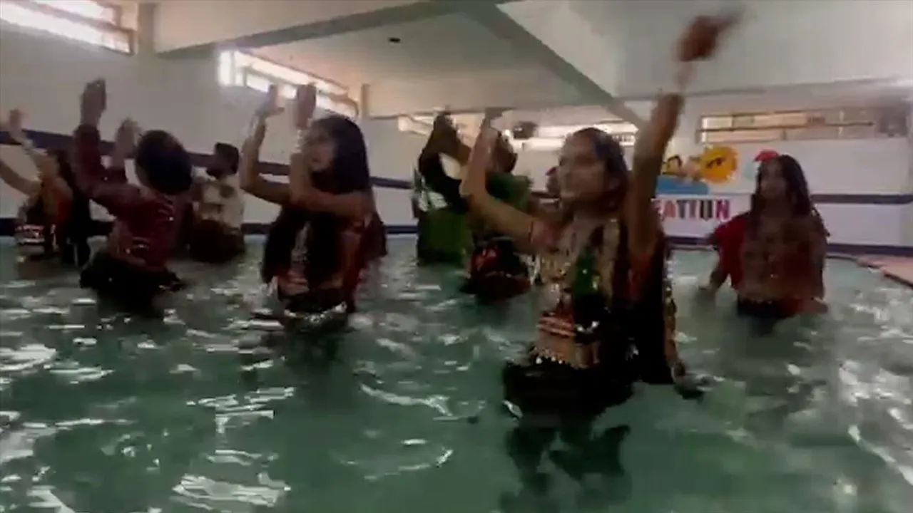 সুইমিং পুলে গরবা কেন? প্রশ্ন নেটিজেনদের