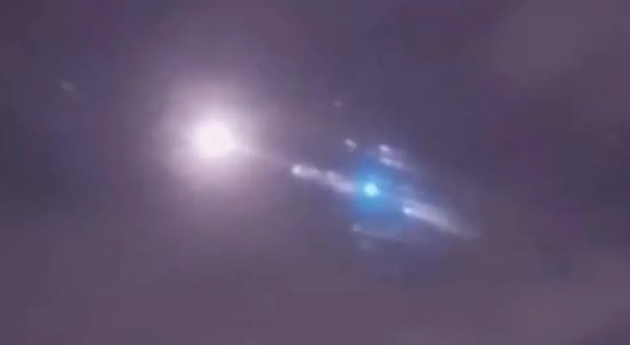 রাতের আকাশে আলোর মেলা, চিনা রকেটের ধ্বংসাবশেষ প্রবেশ করল পৃথিবীর বায়ুমণ্ডলে