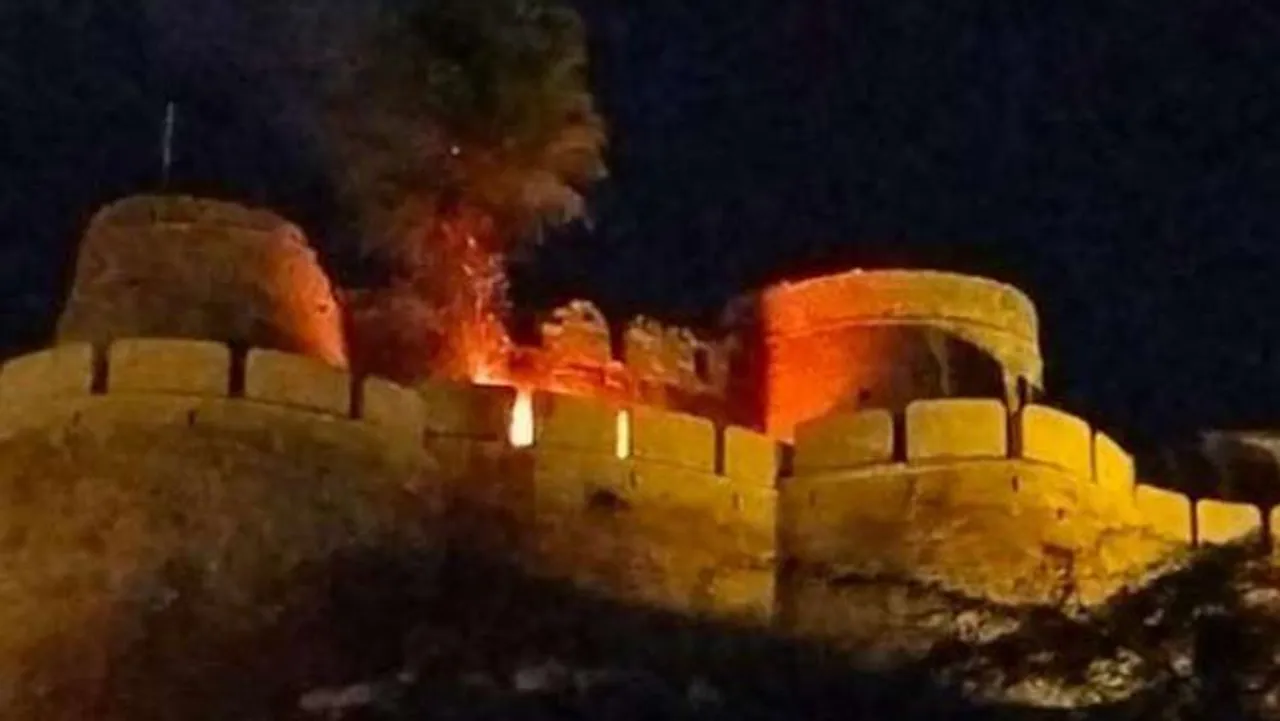 ভয়াবহ অগ্নিকান্ড সোনার কেল্লায়, চাঞ্চল্য