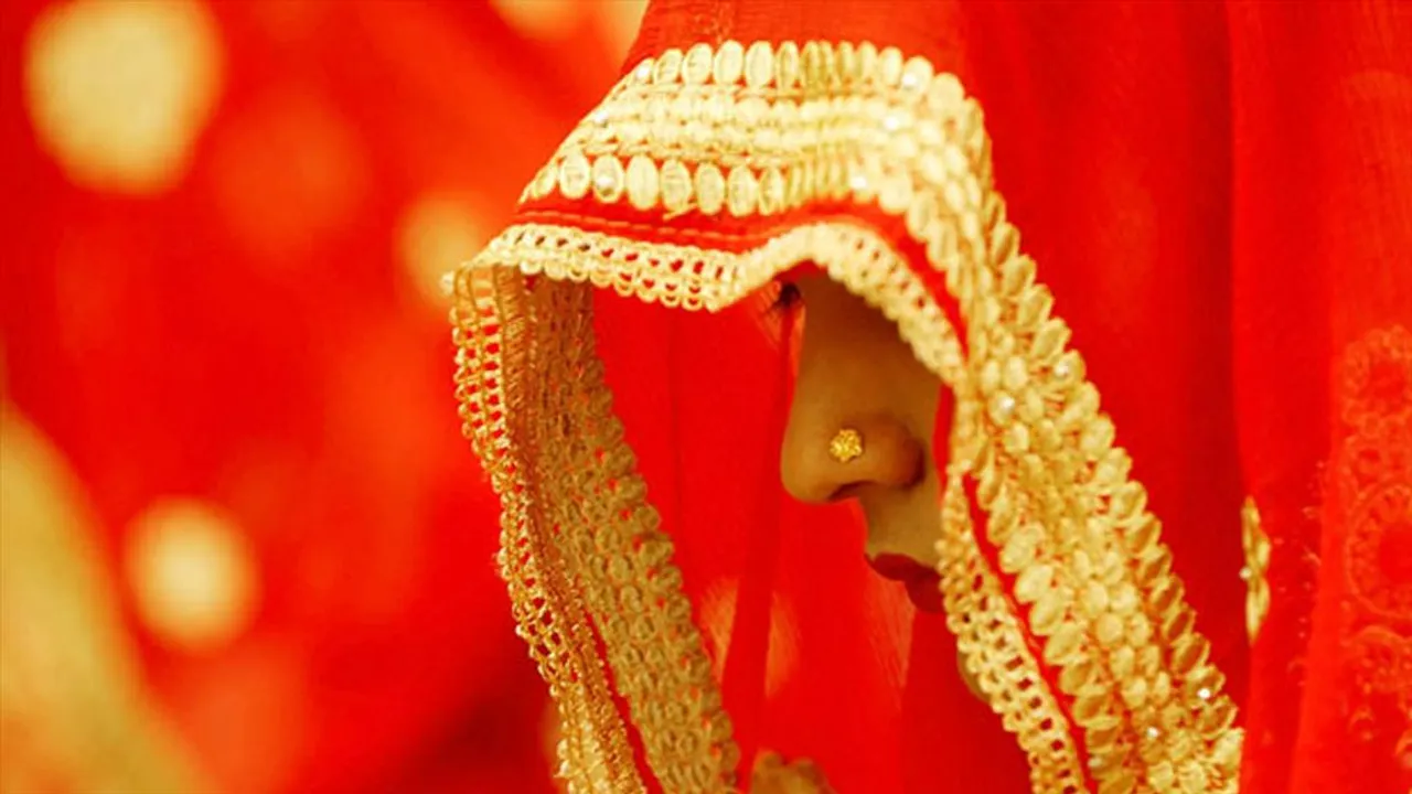 বিয়ের পোশাকে পরীক্ষা দিয়ে তাক লাগালেন নববধূ