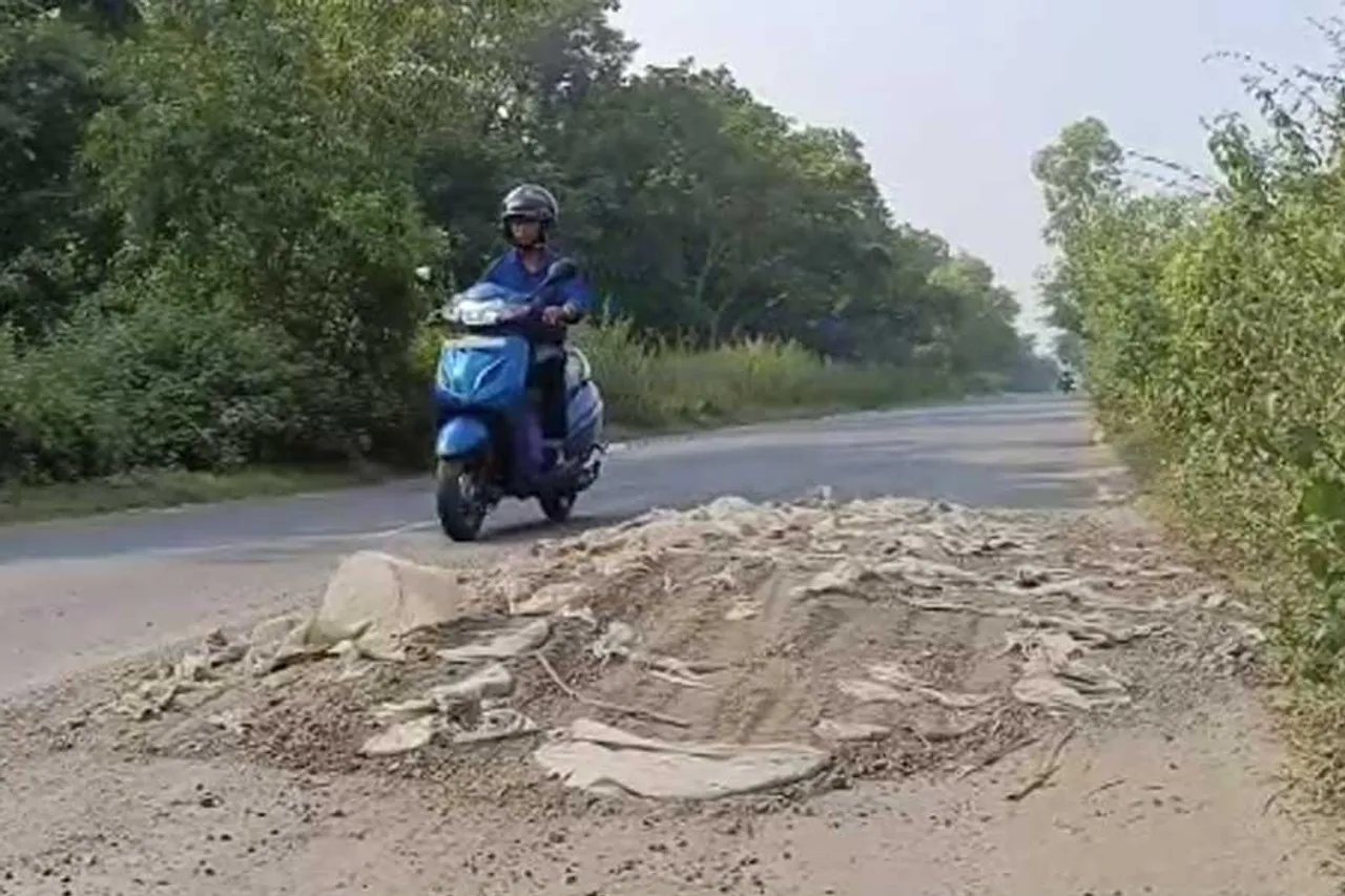 পাকা রাস্তার উপর মাটির স্তূপ, দুর্ঘটনার আশঙ্কা