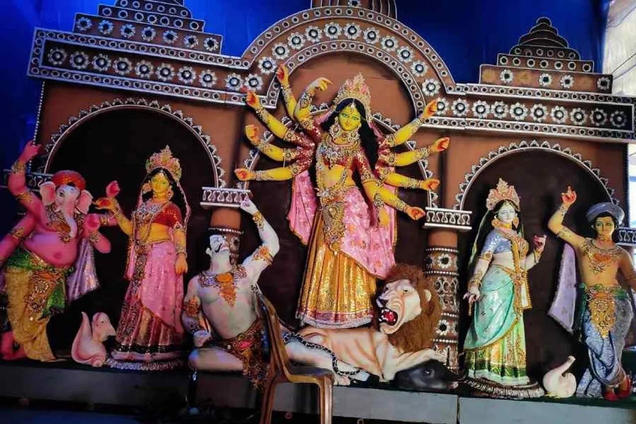 বাঘনাপাড়া স্টেশন সংলগ্ন উদয়ন ক্লাবে চলছে পুজোর প্রস্তুতি