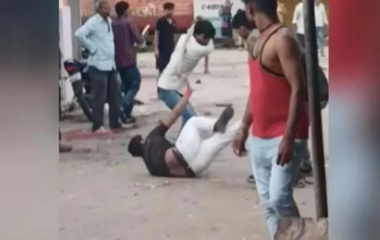 রাজ্যের শাসকদলের পঞ্চায়েত সদস্যকে লাঠি দিয়ে বেধড়ক মার, ভাইরাল ভিডিও